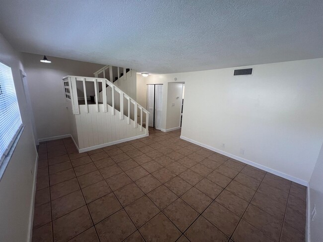 3190 N Pine Island Rd, Unit OVER SIZE CONDO UPDATED in Sunrise, FL - Building Photo - Building Photo