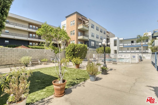 12015 Kling St in Los Angeles, CA - Building Photo - Building Photo