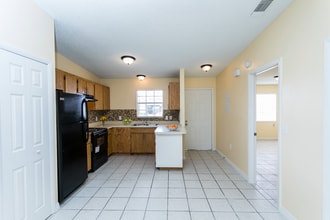 588 Imperial Pl in Poinciana, FL - Building Photo - Building Photo