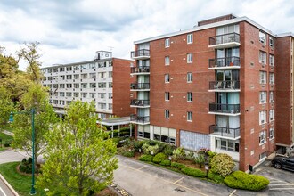 Hammond Park Condominiums in Chestnut Hill, MA - Foto de edificio - Building Photo