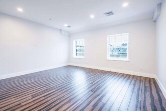 108 South St, Unit #4 in New York, NY - Building Photo - Building Photo