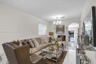 8866 NW 102nd Pl in Doral, FL - Building Photo - Building Photo