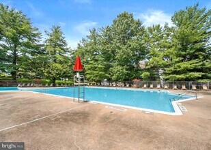 18403 Bishopstone Ct in Montgomery Village, MD - Building Photo - Building Photo