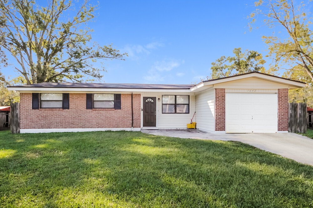 7642 Contour Dr in Jacksonville, FL - Foto de edificio