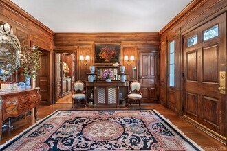 8 Stonegate Ln in Glen Head, NY - Building Photo - Building Photo