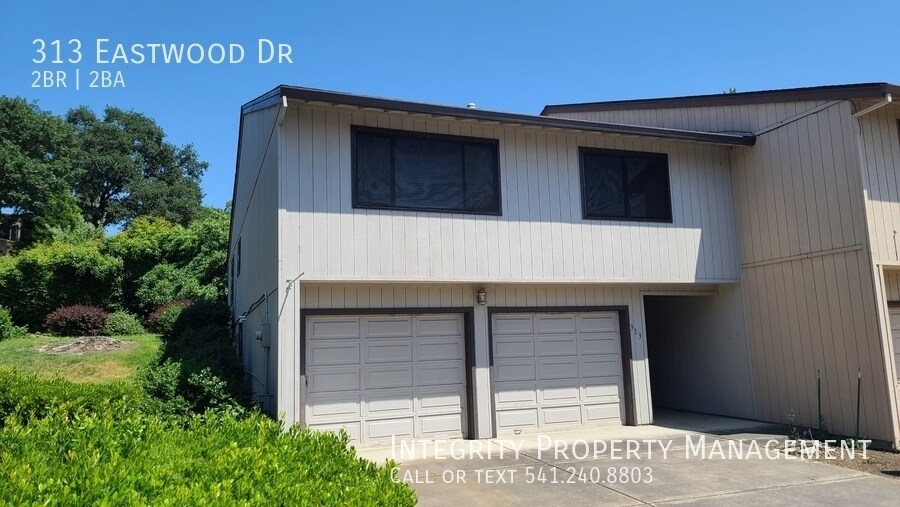 313 Eastwood Dr in Medford, OR - Building Photo