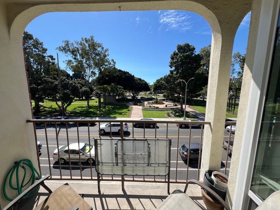 2055 E Broadway in Long Beach, CA - Building Photo