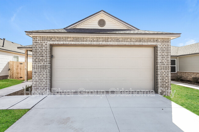 1205 Clydesdale Dr in Guthrie, OK - Foto de edificio - Building Photo