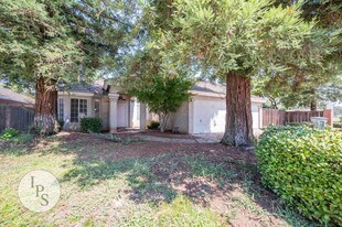 1936 E Quincy Ave in Fresno, CA - Building Photo