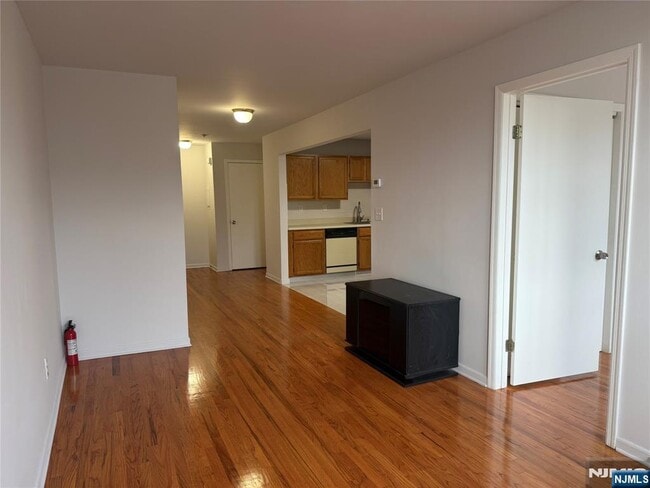 7-13-13 Fair Lawn Ave in Fair Lawn, NJ - Building Photo - Building Photo
