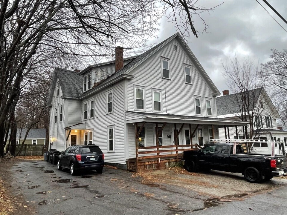 14 Oak St in Laconia, NH - Building Photo