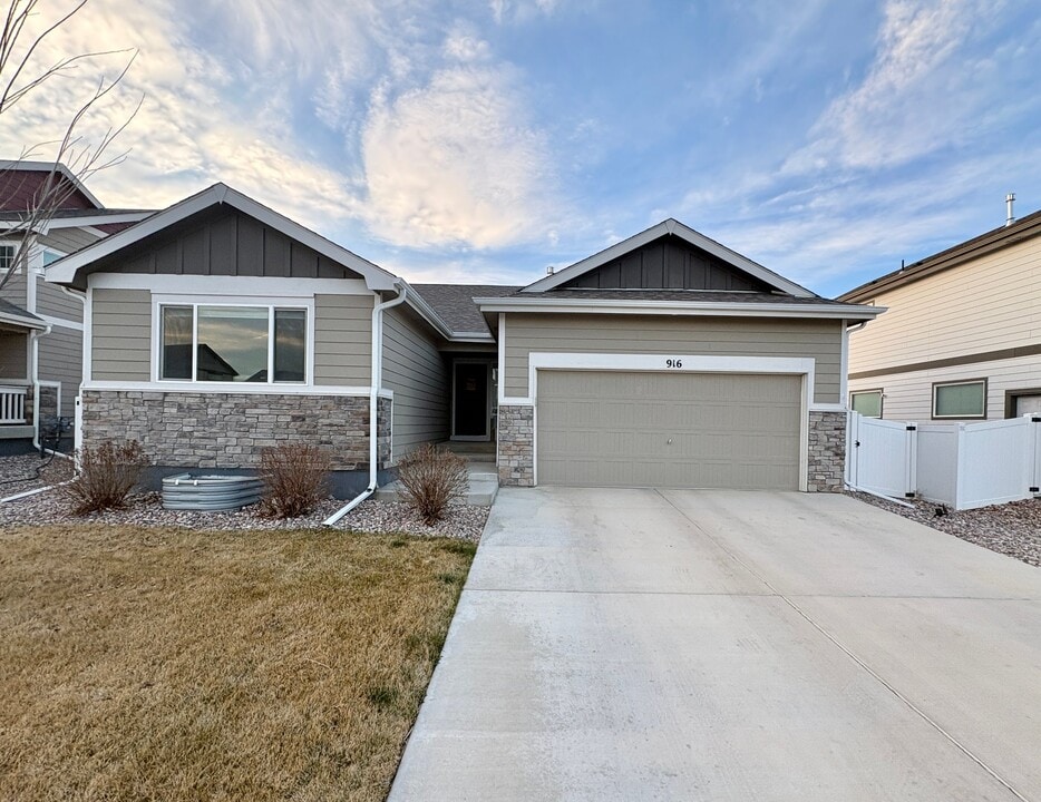 916 Greenbrook Dr in Windsor, CO - Foto de edificio