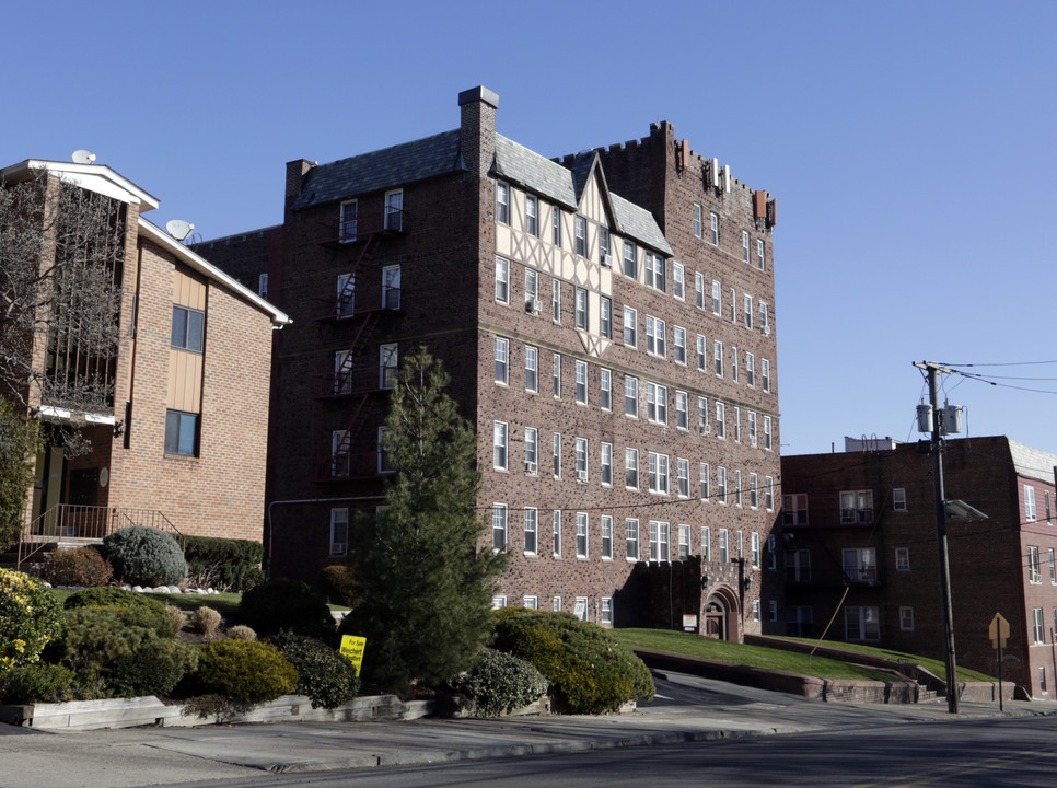 Broadway Manor in Bloomfield, NJ - Building Photo