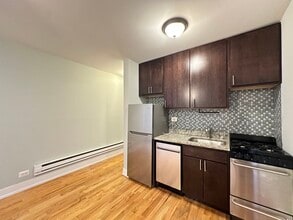 816 W Cornelia Ave, Unit A09C in Chicago, IL - Foto de edificio - Building Photo