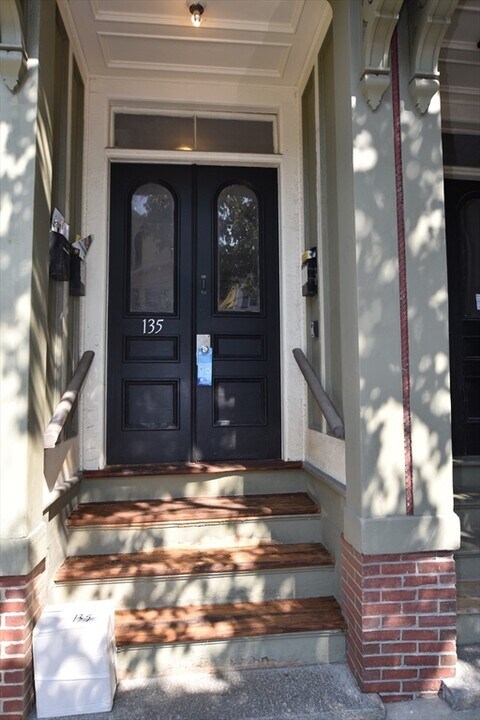 135 Otis St-Unit -2 in Cambridge, MA - Building Photo