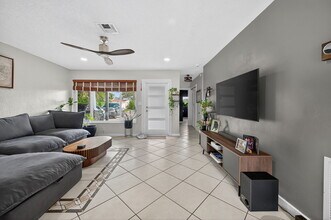 6640 Douglas St in Hollywood, FL - Building Photo - Building Photo