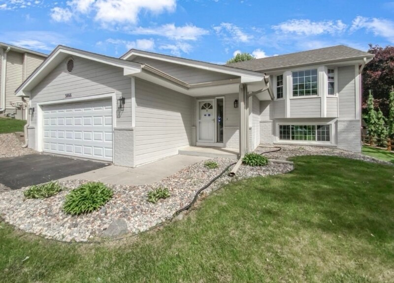 3866 Westbury Dr in Eagan, MN - Building Photo