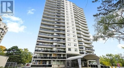 30 Speers Rd in Oakville, ON - Building Photo - Building Photo