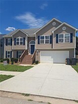 3259 Meadow Point Dr in Snellville, GA - Building Photo