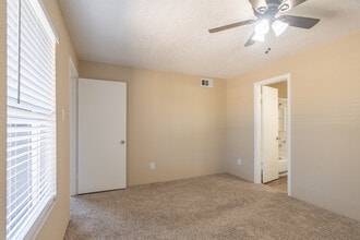 Creekwood Village in Beaumont, TX - Foto de edificio - Interior Photo