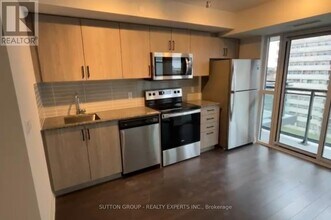 20 Meadowglen Pl in Toronto, ON - Building Photo - Building Photo