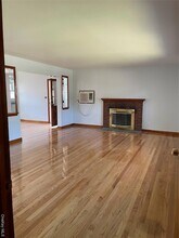 26 Nassau Ave, Unit 1st Floor in Glen Cove, NY - Foto de edificio - Building Photo