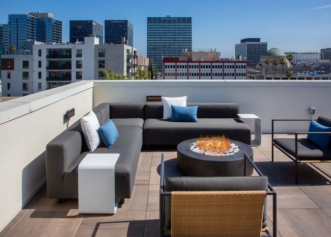 Miles at Harvard | Live Simply ||Co-Living in Los Angeles, CA - Foto de edificio - Building Photo