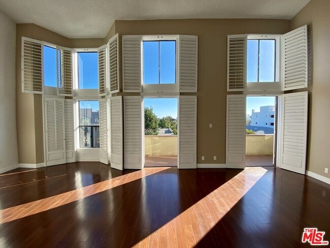 2332 Fox Hills Dr in Los Angeles, CA - Building Photo - Building Photo