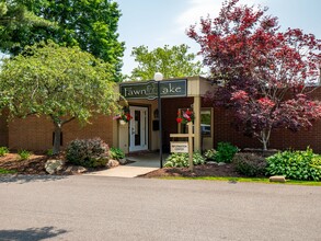 Fawn Lake Apartments in Olmsted Falls, OH - Building Photo - Building Photo