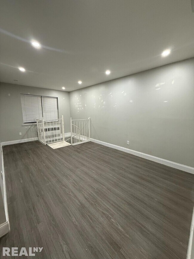 140-71 Burden Crescent in Queens, NY - Foto de edificio - Building Photo