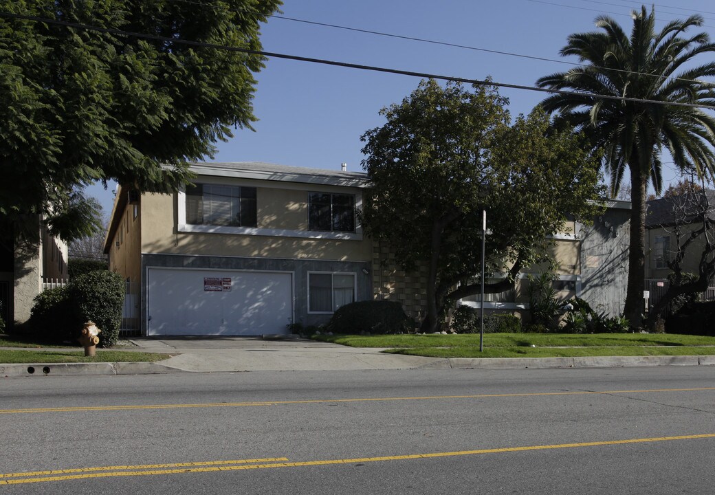 5840 Hazeltine Ave in Van Nuys, CA - Building Photo