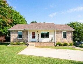 1059 McClardy Rd in Clarksville, TN - Building Photo - Building Photo