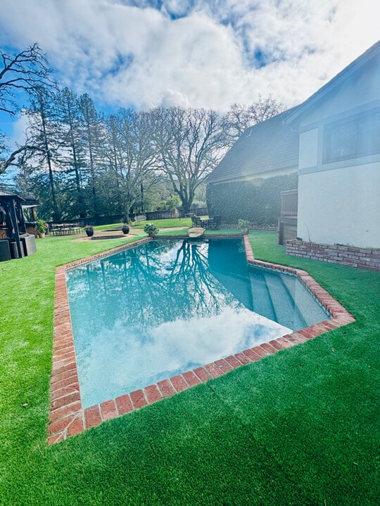 1550 Indian Valley Rd in Novato, CA - Foto de edificio