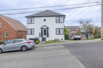 952 Highland Ave in Bremerton, WA - Building Photo - Building Photo