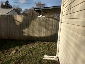 605 S Purdy Ave in Lyons, KS - Foto de edificio - Building Photo