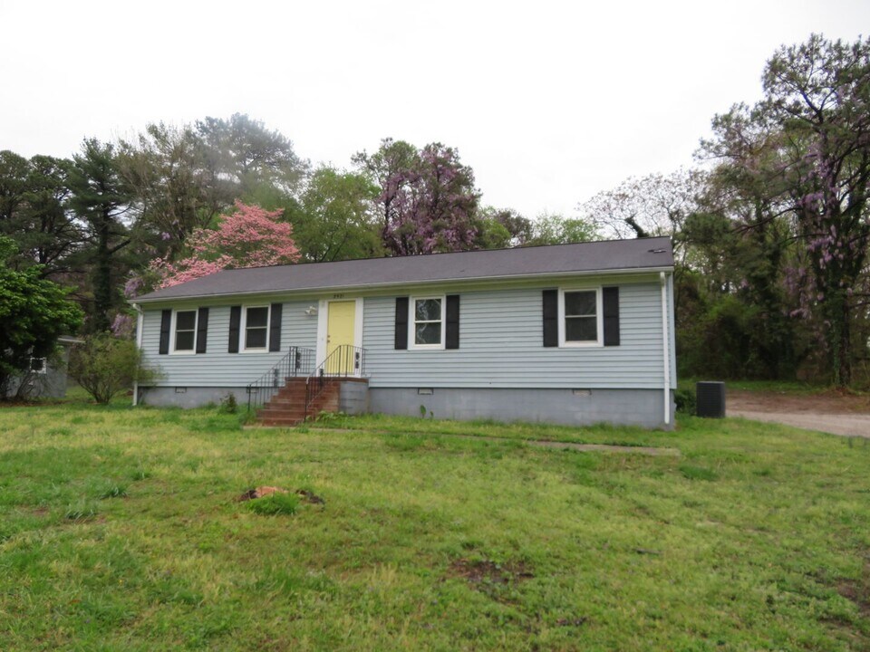 2921 Dupuy Rd in Petersburg, VA - Building Photo