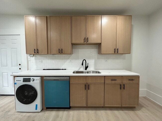 2301 N Leavitt St, Unit 2RR in Chicago, IL - Foto de edificio - Building Photo