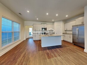 5500 Central Grove Sq in Johnson City, TN - Foto de edificio - Building Photo