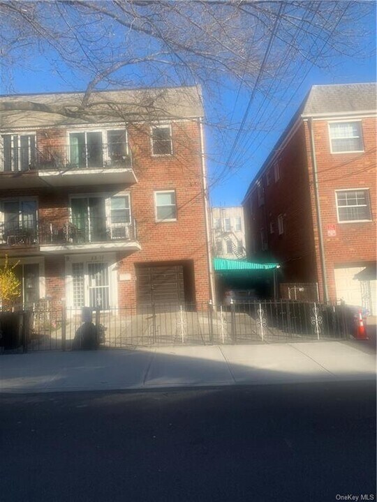 23-15 28th St, Unit 3 in Queens, NY - Building Photo