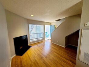 1901 N Fitzhugh Ave, Unit 19B in Dallas, TX - Building Photo - Building Photo