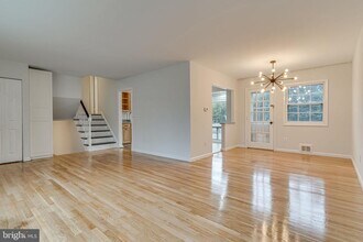 4223 San Juan Dr in Fairfax, VA - Foto de edificio - Building Photo
