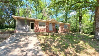 351 Brook St in Milledgeville, GA - Building Photo