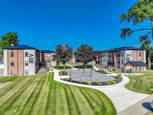 The Riv On The Greenway Apartments