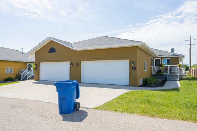 825 Imperial Dr SE in Turner Valley, AB - Building Photo - Building Photo