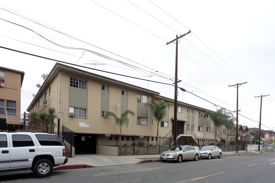 2701 San Marino St in Los Angeles, CA - Building Photo