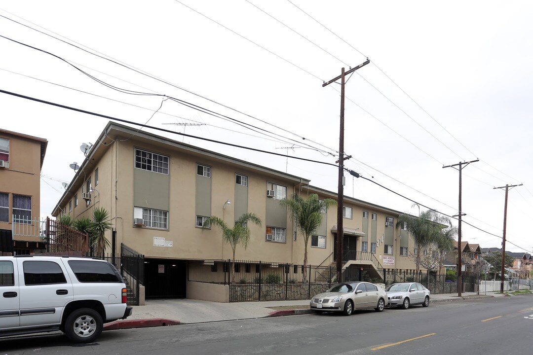 2701 San Marino St in Los Angeles, CA - Foto de edificio