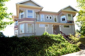 Camdon Apartments in Seattle, WA - Building Photo - Building Photo