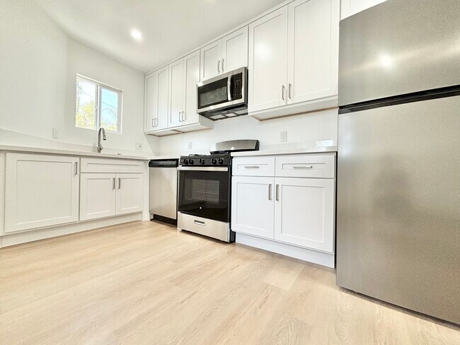 1000 Coronado Terrace in Los Angeles, CA - Building Photo - Building Photo