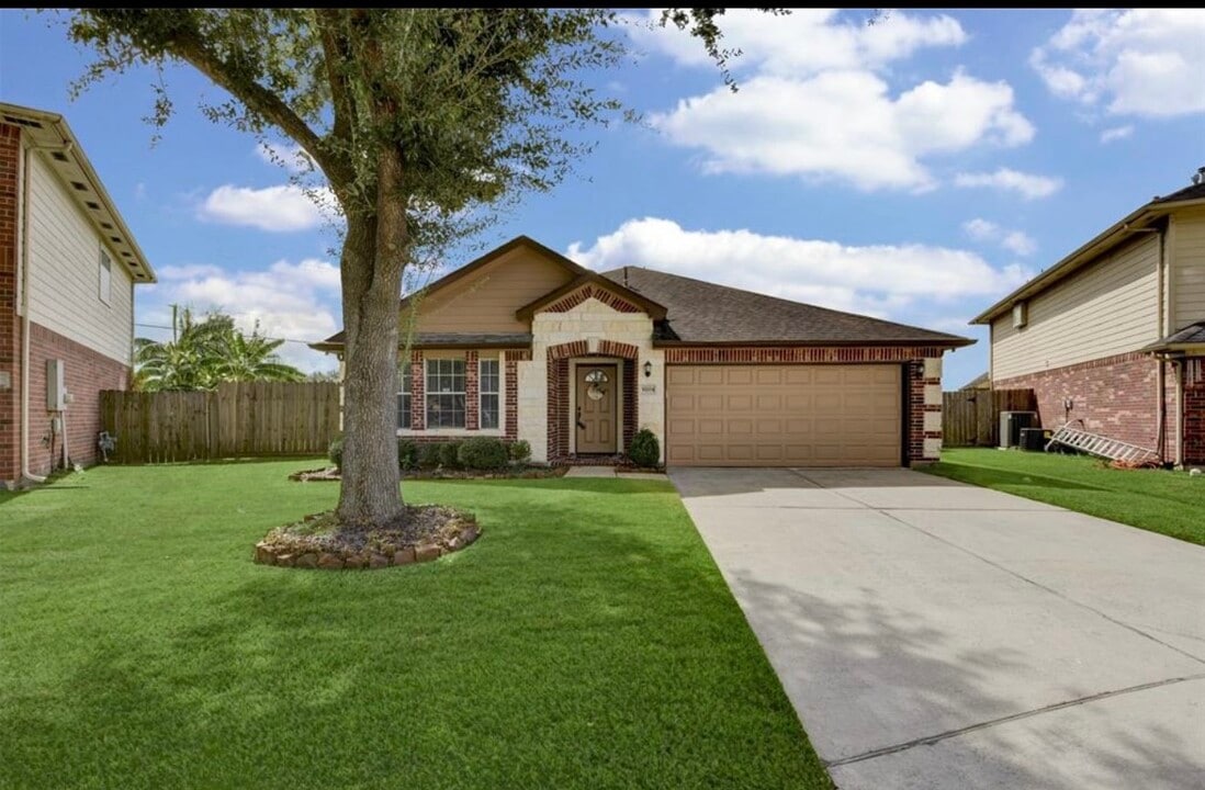 9204 Tejas Ct in La Porte, TX - Building Photo