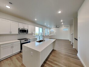 4692 W Ore Strm Rd in West Jordan, UT - Foto de edificio - Building Photo